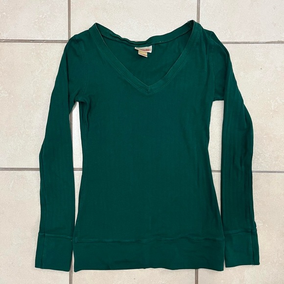 Green V-Neck Long Sleeve Top - Picture 2 of 4